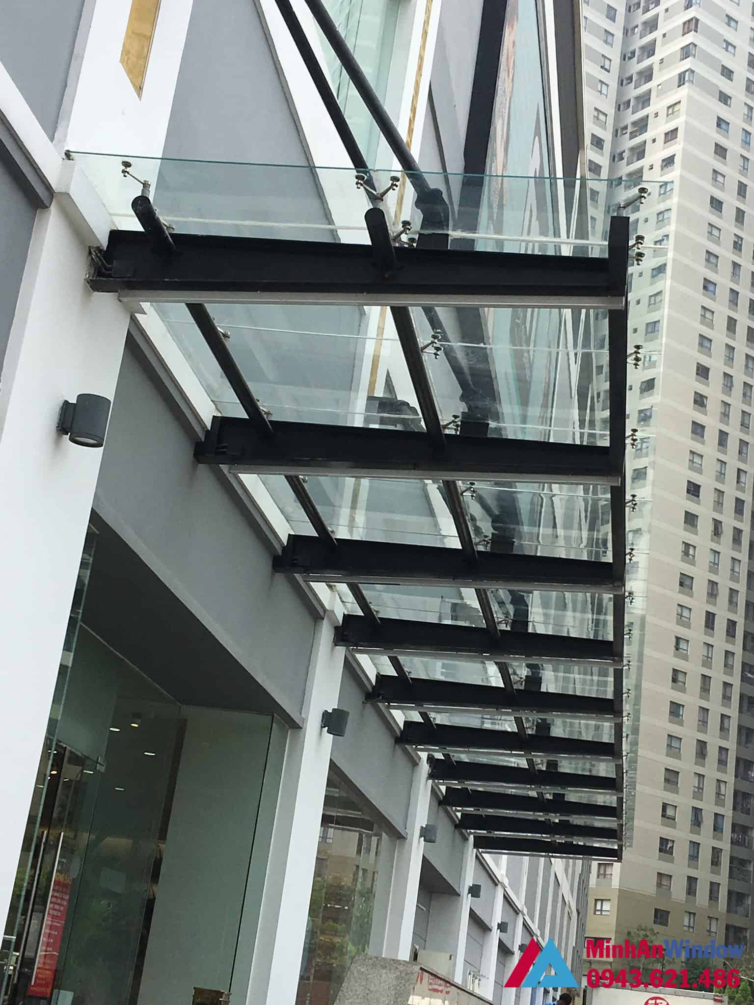 Mẫu mái kính cường lực khung sắt lắp đặt tại các toà nhà cao tầng
