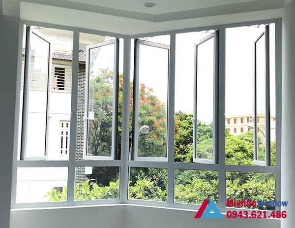 Mẫu cửa sổ nhôm kính mở quay màu trắng Minh An Window lắp đặt cho khách hàng tại Sóc Sơn
