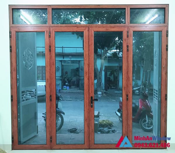 Mẫu cửa đi nhôm kính 4 cánh màu vân gỗ Minh An Window lắp đặt cho khách hàng tại huyện Mỹ Đức