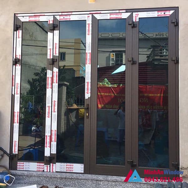 Mẫu cửa đi nhôm kính 4 cánh mở quay Minh An Window lắp đặt cho khách hàng tại huyện Thường Tín