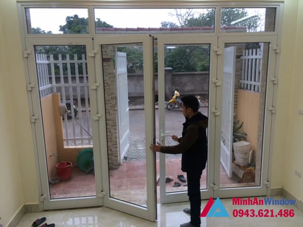 Mẫu cửa đi nhôm kính màu trắng Minh An Window lắp đặt cho khách hàng tại huyện Phúc Thọ