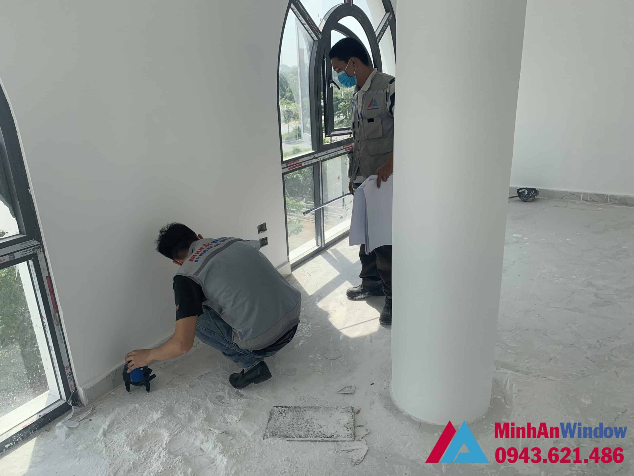 Nhân viên của Minh An Window đang đo đạc và lắp đặt Cửa nhôm Xingfa màu đen
