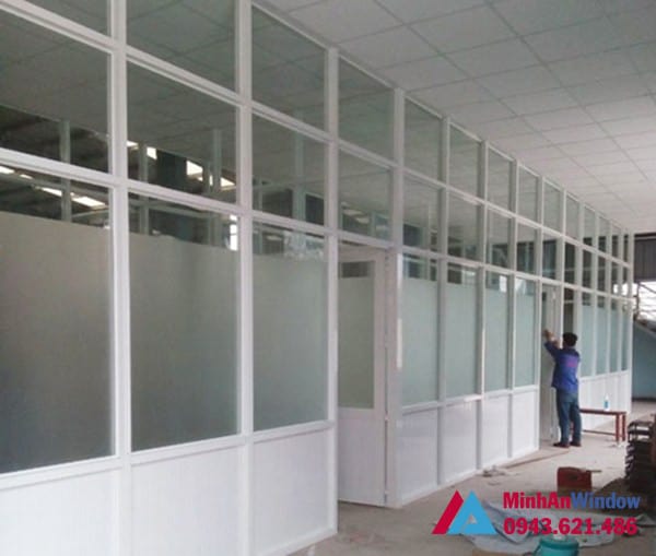 Mẫu cửa vách nhôm kính màu trắng  tại KCN Phùng Xá - Hà Nội do Minh An Window lắp đặt