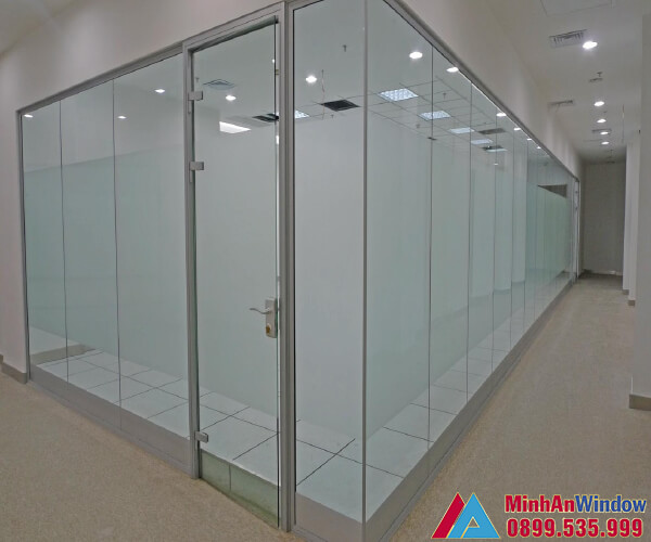 Phòng kính cường lực phun cát mờ do Minh An Window lắp đặt