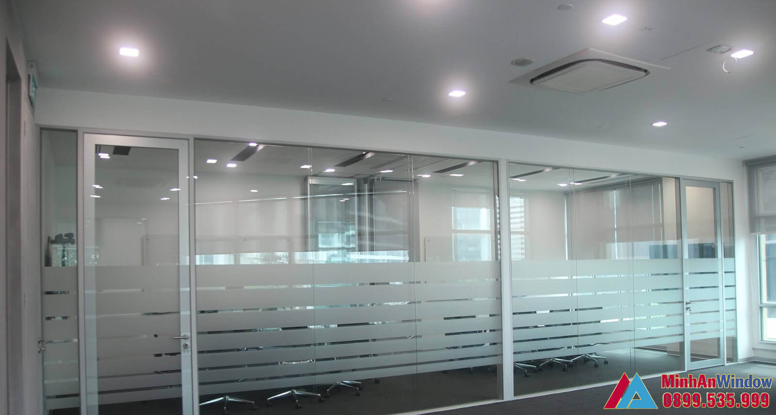 Phòng họp sử dụng kính phun cát mờ do Minh An Window lắp đặt
