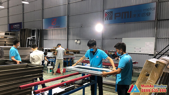 Nhân viên tiến hành bọc cửa trước khi vận chuyển đến công trình