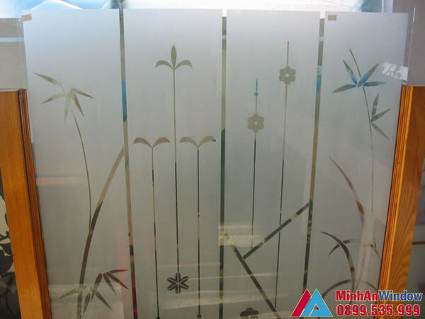 Vách kính phun cát mờ sử dụng hoa văn trang trí