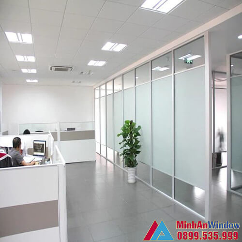 Vách kính phun cát mở sử dụng cho văn phòng