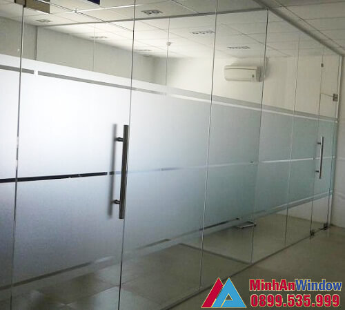 Cửa kính cường lực sử dụng kính phun cát mờ