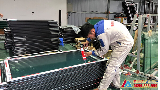 Nhân viên của Minh An Window tiến hành bơm keo vào bộ cửa nhôm kính