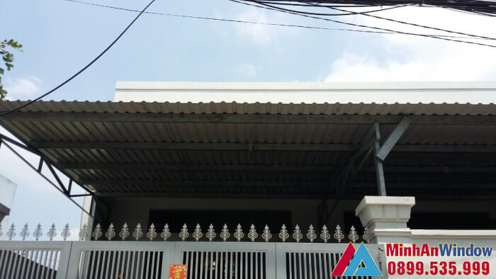 Mẫu mái tôn che sân trước nhà do Minh An Window lắp đặt cho nhà ở