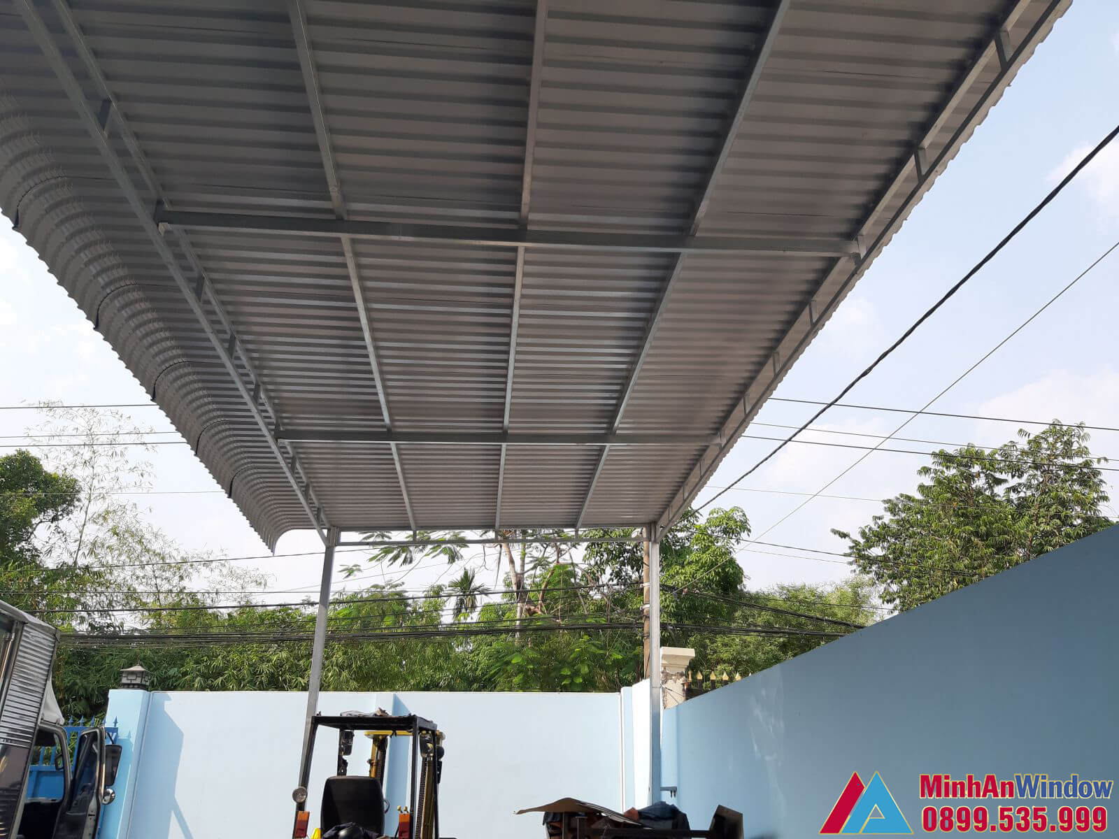 Mẫu mái tôn che sân trước nhà do Minh An Window lắp đặt