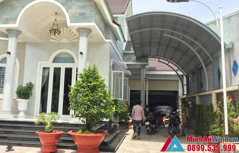 Mẫu mái tôn che sân trước nhà do Minh An Window lắp đặt