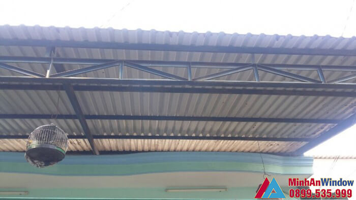 Mẫu mái tôn che sân trước nhà với khả năng lấy sáng tốt