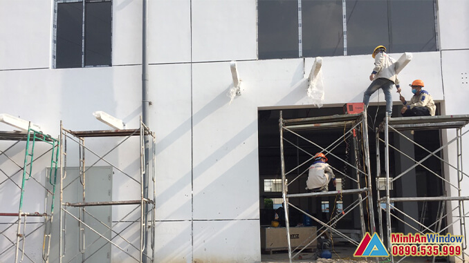 Nhân viên của Minh An Window lắp đặt cửa nhôm kính cho khu công nghiệp Quế Võ 2