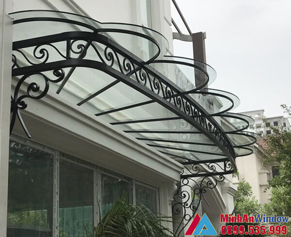 Mái hiên nhà biệt thự do Minh An Window lắp đặt