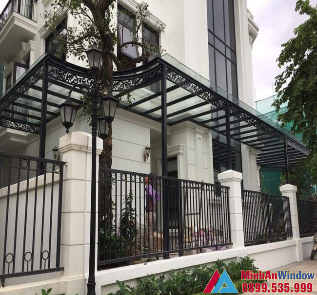 Mái kính sảnh nhà biệt thự do Minh An Window lắp đặt