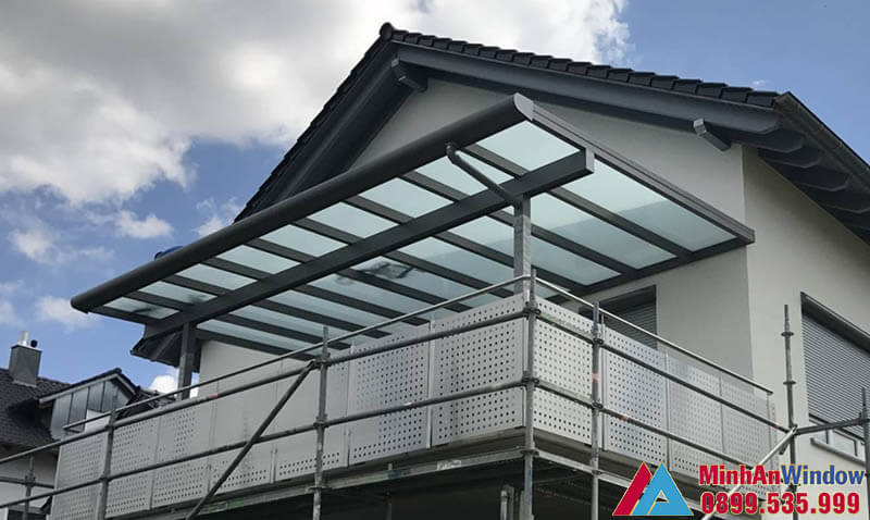 Mái kính lắp cho ban công nhà biệt thự