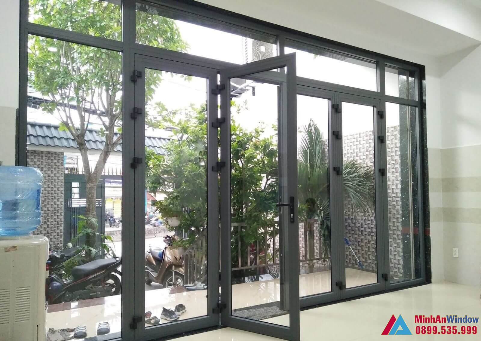 Mẫu cửa đi nhôm kính nhiều cánh lắp đặt cho vị trí cửa chính
