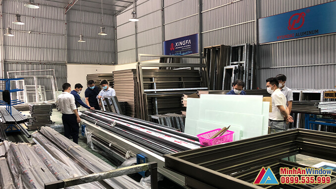 Các chuyên viên tư vấn của Minh An Window đang tư vấn cho khách hàng có nhu cầu sử dụng cửa