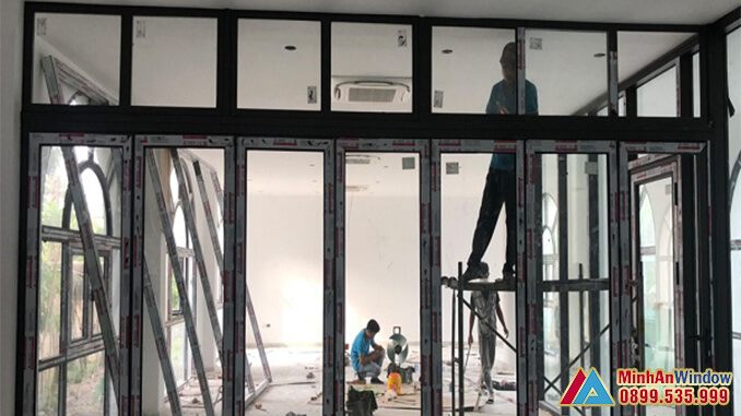 Mẫu cửa vách nhôm kính Minh An Window đang tiến hành lắp đặt tại khu công nghiệp Hoàn Sơn