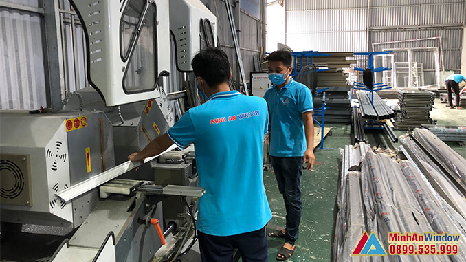 Nhân viên của Minh An Window đang tiến hành gia công cửa nhôm kính