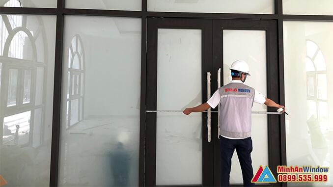 Mẫu cửa nhôm kính mờ Minh An Window lắp đặt cho khu công nghiệp Hoàn Sơn
