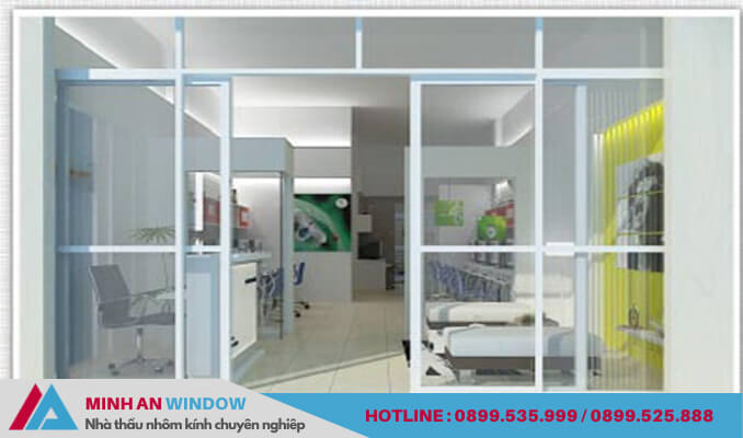 Mẫu cửa kính phòng khách kết hợp với vách nhôm kính mở trượt do Minh An Window thiết kế và thi công 