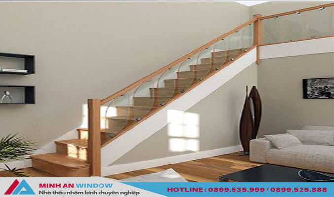 Mẫu Cầu thang kính tay vịn gỗ vuông đẹp cho các phòng khách không gian hẹp