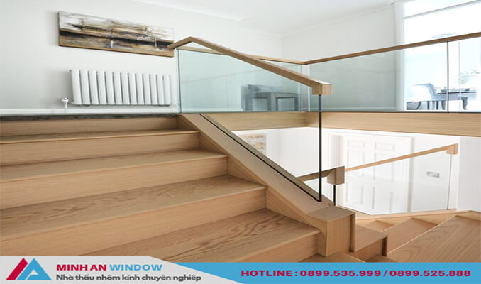 Mẫu cầu thang kính tay vịn gỗ vuông đơn giản cho các biệt thự - Minh An Window cung cấp và lắp đặt