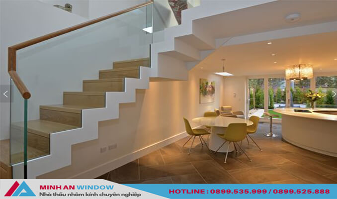 Mẫu cầu thang kính tay vịn gỗ sang trọng tạo cảm giác ấm cúng - Minh An Window cung cấp và lắp đặt Mẫu cầu thang kính tay vịn gỗ sang trọng tạo cảm giác ấm cúng - Minh An Window cung cấp và lắp đặt