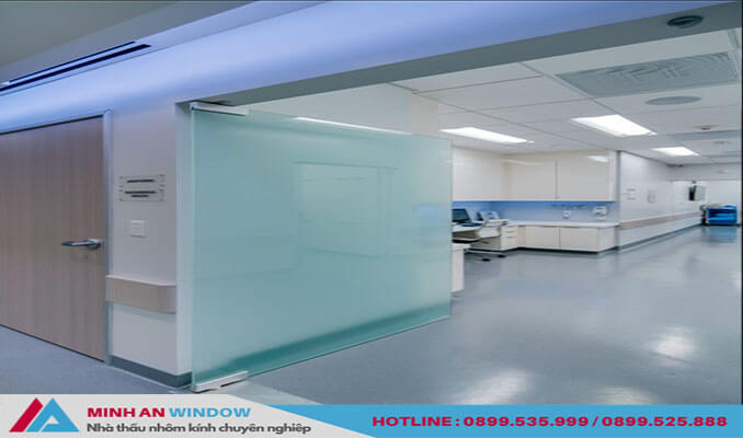 Mẫu Cửa kính 1 cánh lớn mở quay sử dụng trong các bệnh viện - Minh An Window cung cấp và lắp đặt
