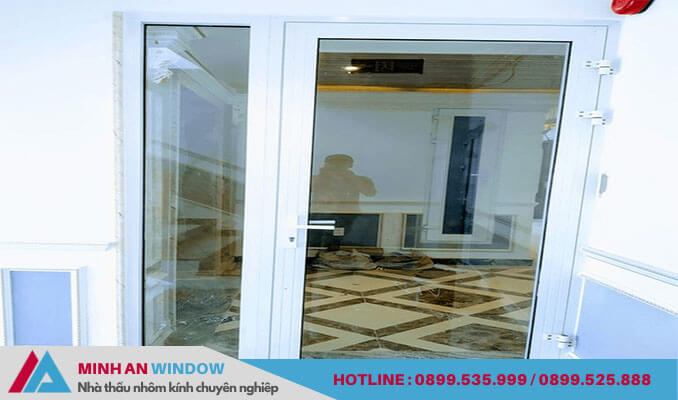 Mẫu cửa nhôm 1 cánh mở quay màu trắng sứ do Minh An Window lắp đặt