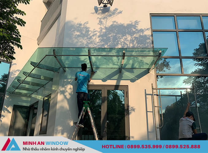 Nhân viên của Minh An Window lắp đặt mái kính cho nhà biệt thự tại KĐT Văn Quán (Hà Nội)