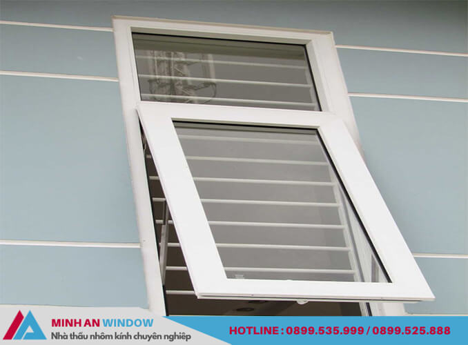 Mẫu cửa sổ nhôm Xingfa 1 cánh màu trắng kết hợp với khung sắt bảo vệ 