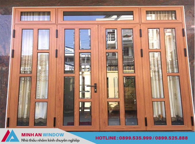 Mẫu cửa đi nhôm kính 4 cánh màu vân gỗ mở quay- Minh An Window thiết kế và lắp đặt cho nhà biệt thự