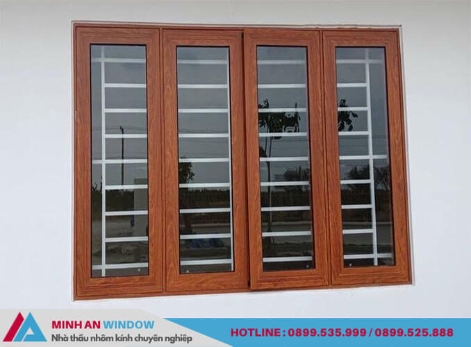 Mẫu cửa sổ nhôm Xingfa 4 cánh màu vân gỗ kết hợp với khung sắt bảo vệ