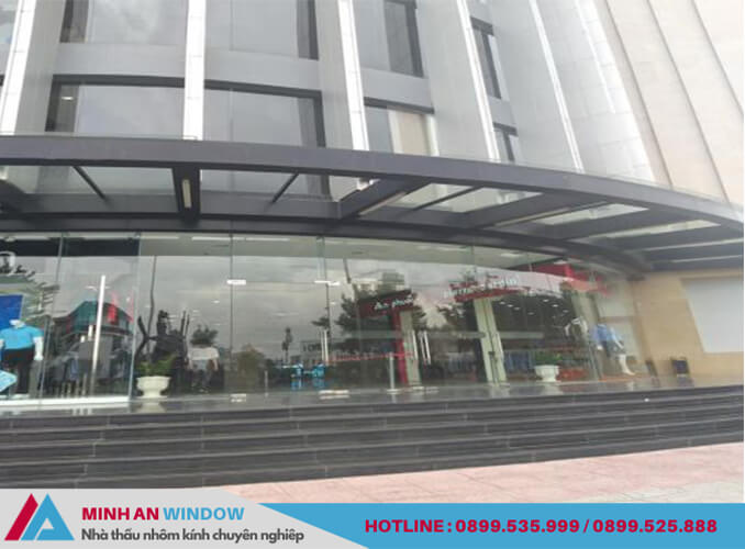 Mẫu mái kính khung thép Minh An Window lắp đặt cho chung cư cao tầng tại thành phố Bắc Ninh