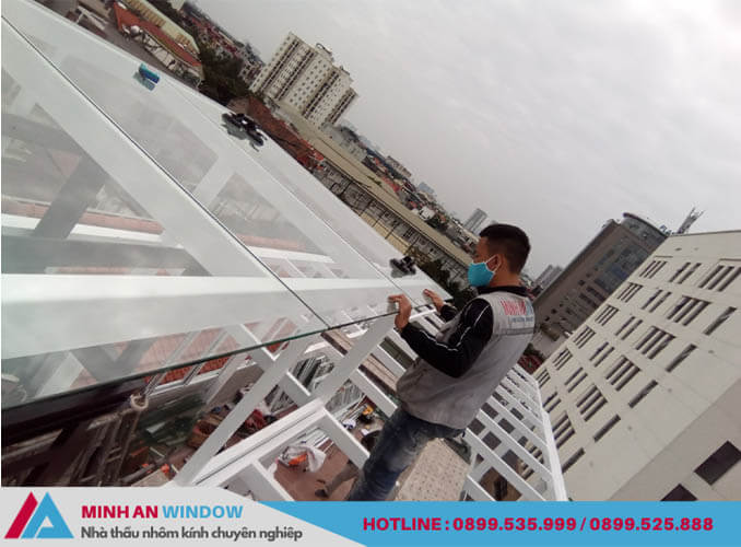Nhân viên của Minh An Window lắp đặt mái kính khung sắt cho khách hàng tại quận Đống Đa