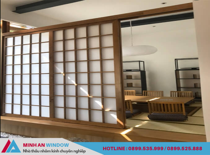 Mẫu vách kính khung gỗ - Minh An Window thiết kế và lắp đặt cho phòng ăn của nhà hàng