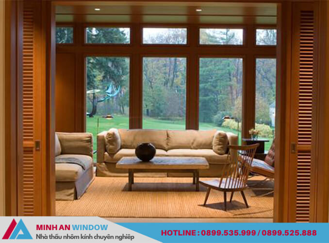 Mẫu vách kính khung gỗ phòng khách - Minh An Window thiết kế và lắp đặt 