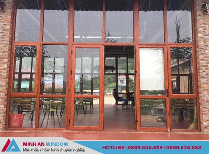 Minh An Window lắp đặt vách kính khung gỗ cho nhà hàng tại quận Hà Đông - Hà Nội