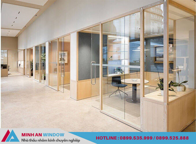 Mẫu vách kính khung gỗ - Minh An Window thiết kế và lắp đặt cho văn phòng công ty