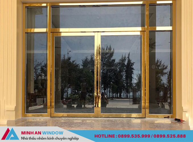 Mẫu cửa kính inox mạ vàng - Minh An Window lắp đặt cho khu nghỉ dưỡng cao cấp