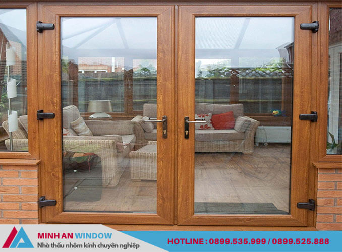 Mẫu cửa nhôm kính 2 cánh màu vân gỗ - Minh An Window lắp đặt cho phòng khách