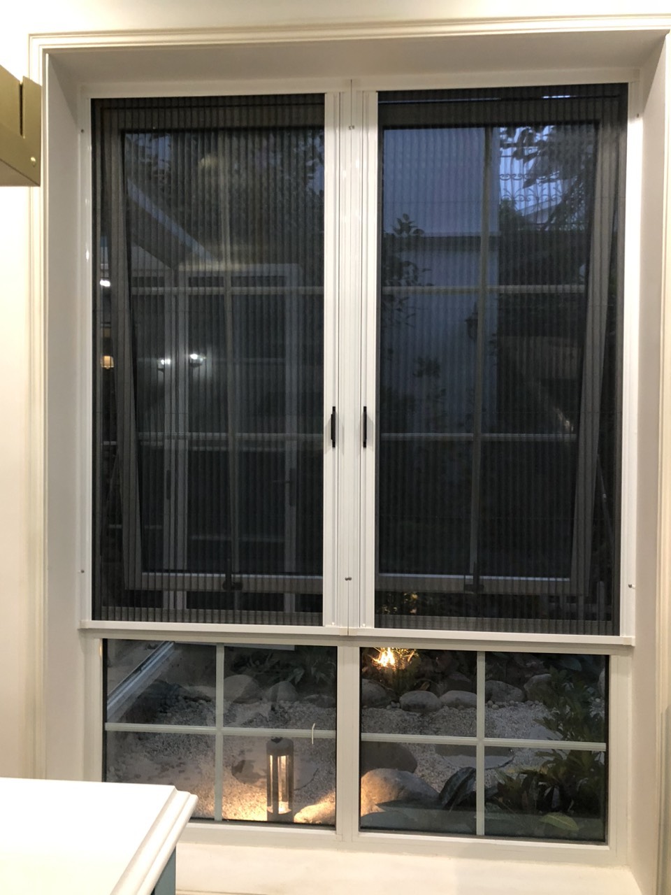 cửa lưới chống muỗi cho 2 cánh cửa sổ mở hất
