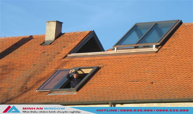 Mẫu Cửa sổ giếng trời bằng nhôm kính cho tầng sát mái cao cấp