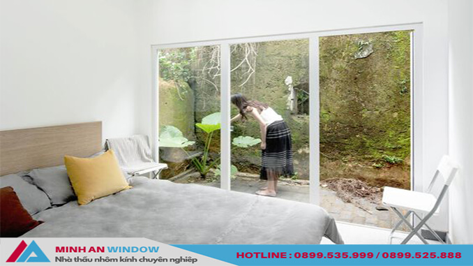 Cửa nhôm kính phòng ngủ đơn giản nhưng tiện ích đầy đủ mang lại sự thông thoáng cho căn nhà - Minh An Window đã thi công