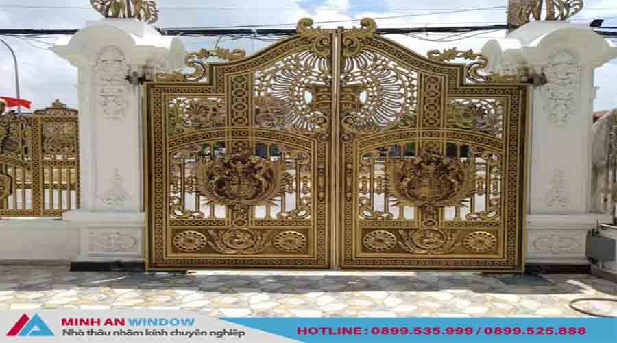 Mẫu Cửa cổng nhôm đúc 2 cánh họa tiết phù điêu Buckingham phổ biến nhất tại Việt Nam