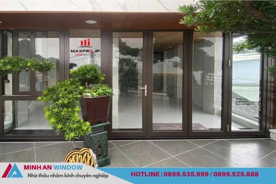 Mẫu cửa đi Maxpro cao cấp với màu nâu cafe sang trọng